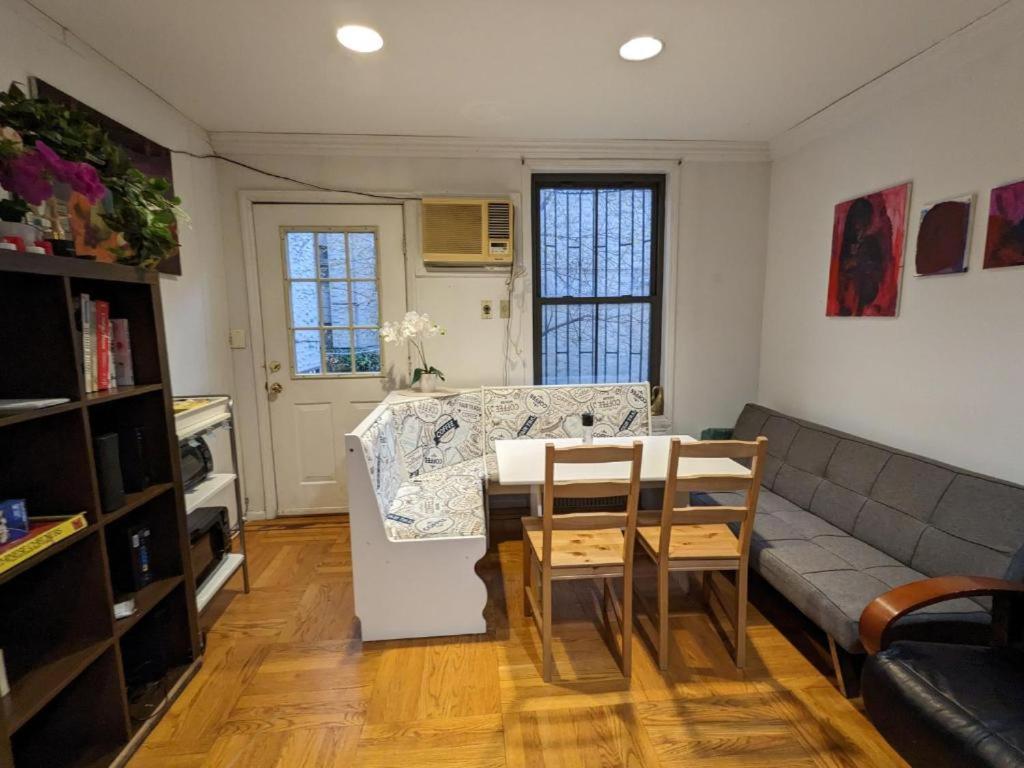 Ferienwohnung Fawlty Towers In Williamsburg New York Exterior foto